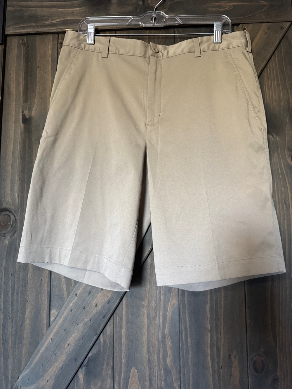 NikeGolf Men's Beige Flat-Front Golf Shorts